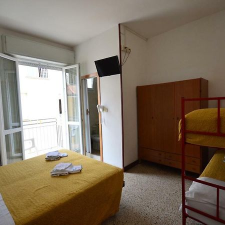 Hotel Moroni Rimini Buitenkant foto
