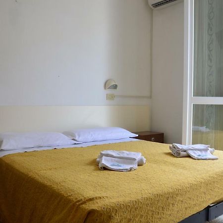 Hotel Moroni Rimini Buitenkant foto
