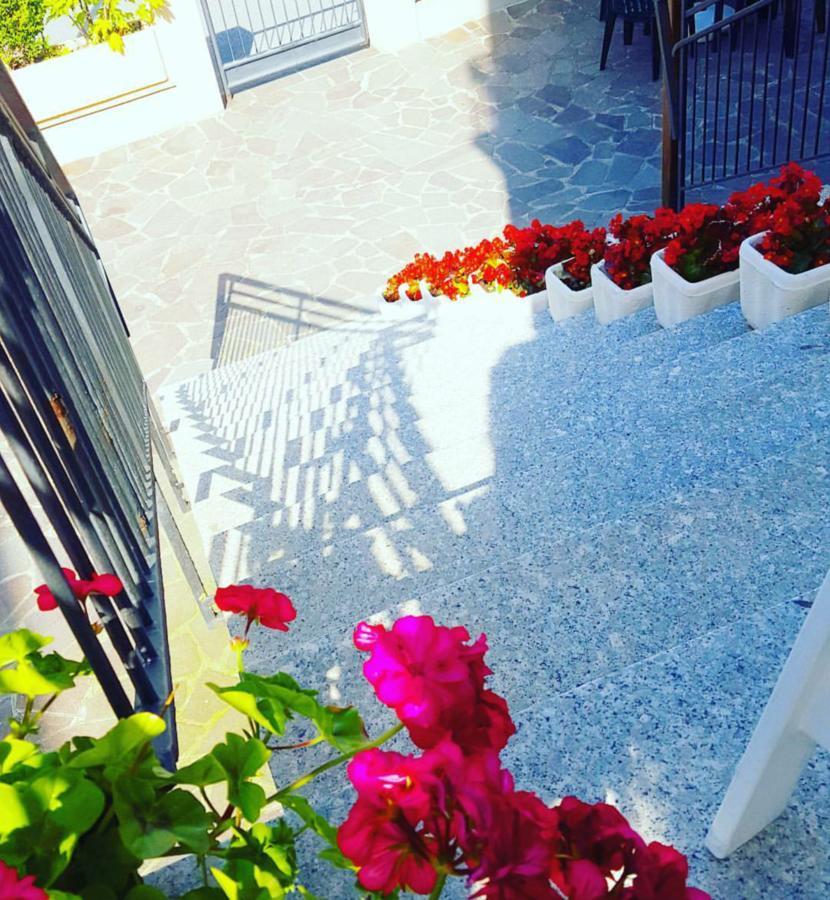 Hotel Moroni Rimini Buitenkant foto