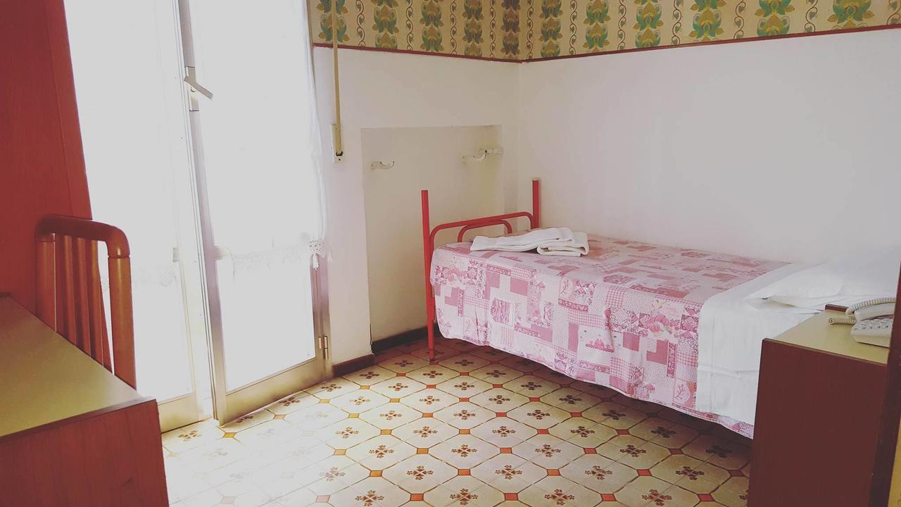 Hotel Moroni Rimini Buitenkant foto