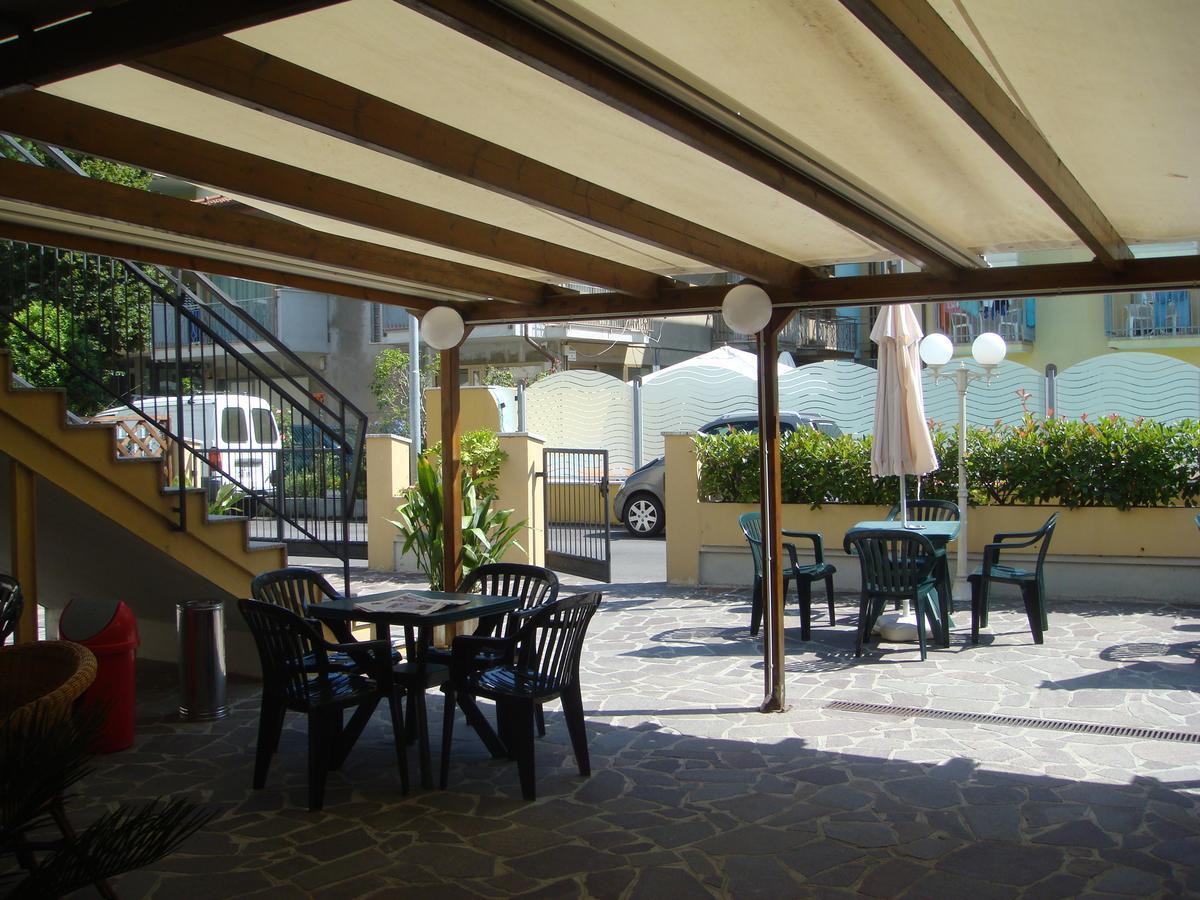 Hotel Moroni Rimini Buitenkant foto