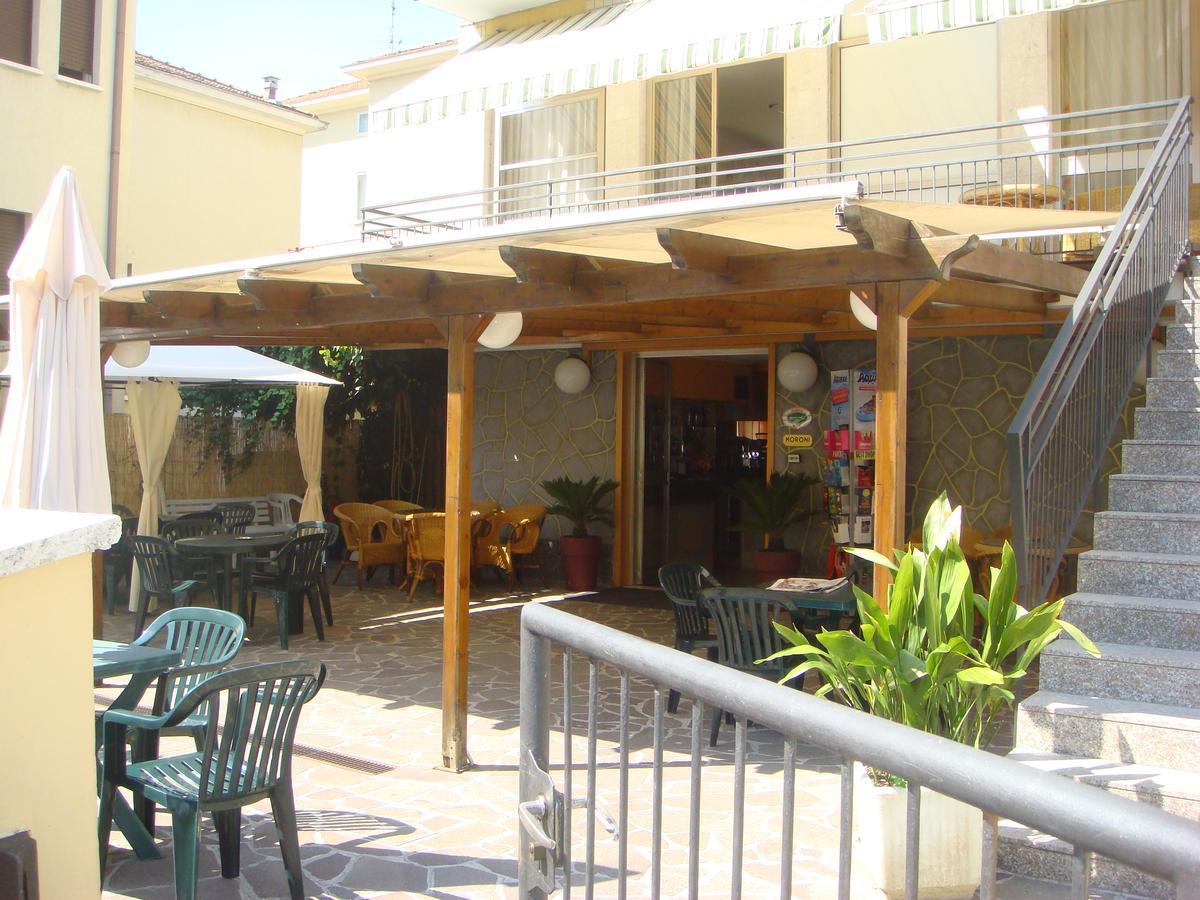 Hotel Moroni Rimini Buitenkant foto