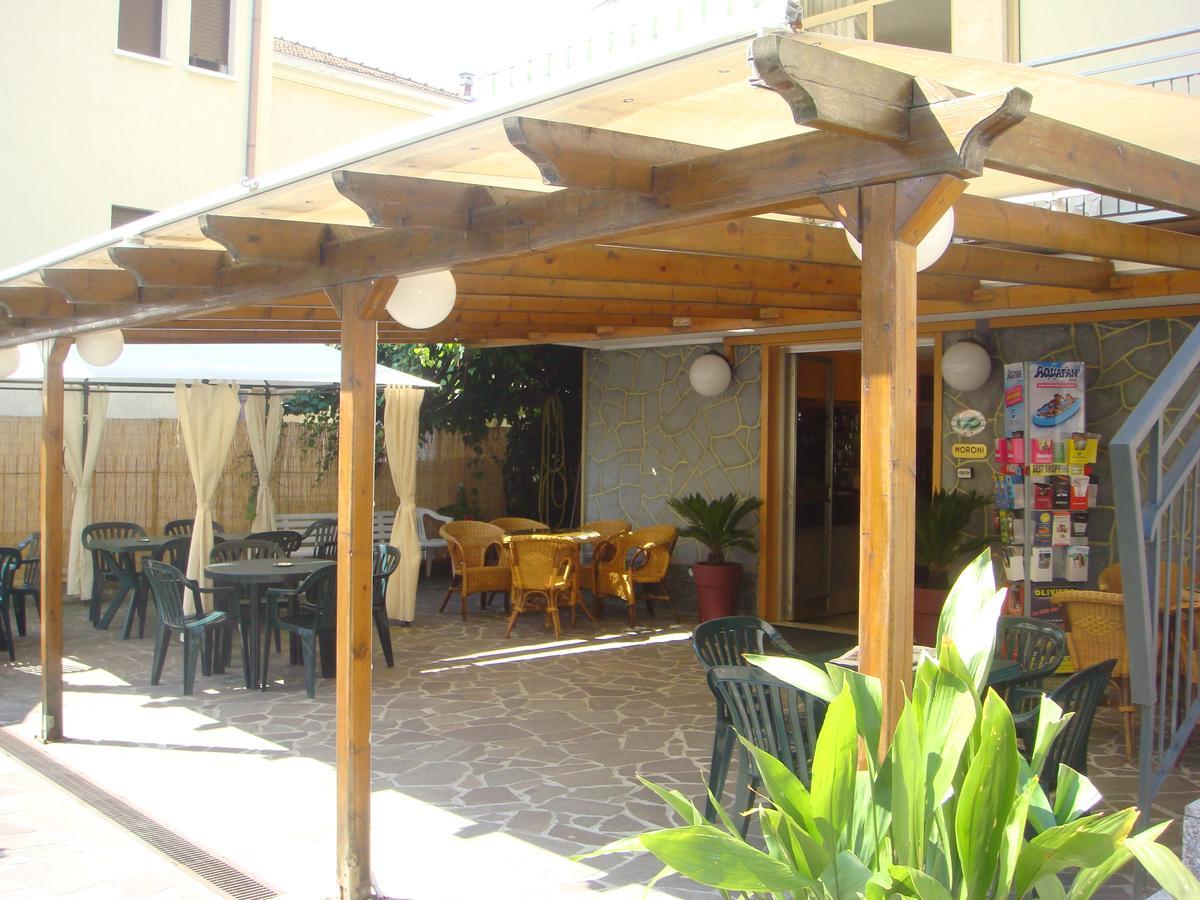 Hotel Moroni Rimini Buitenkant foto
