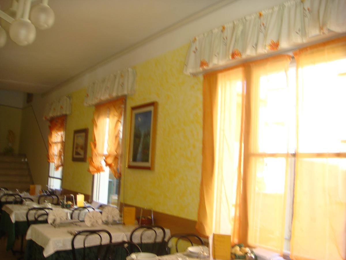 Hotel Moroni Rimini Buitenkant foto