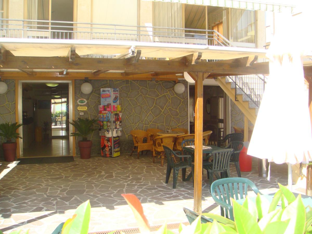 Hotel Moroni Rimini Buitenkant foto