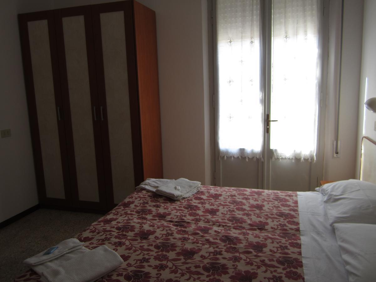 Hotel Moroni Rimini Buitenkant foto