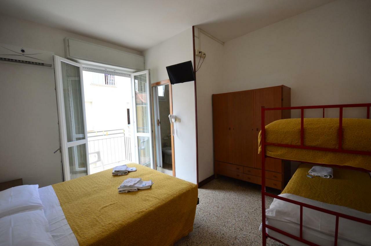 Hotel Moroni Rimini Buitenkant foto