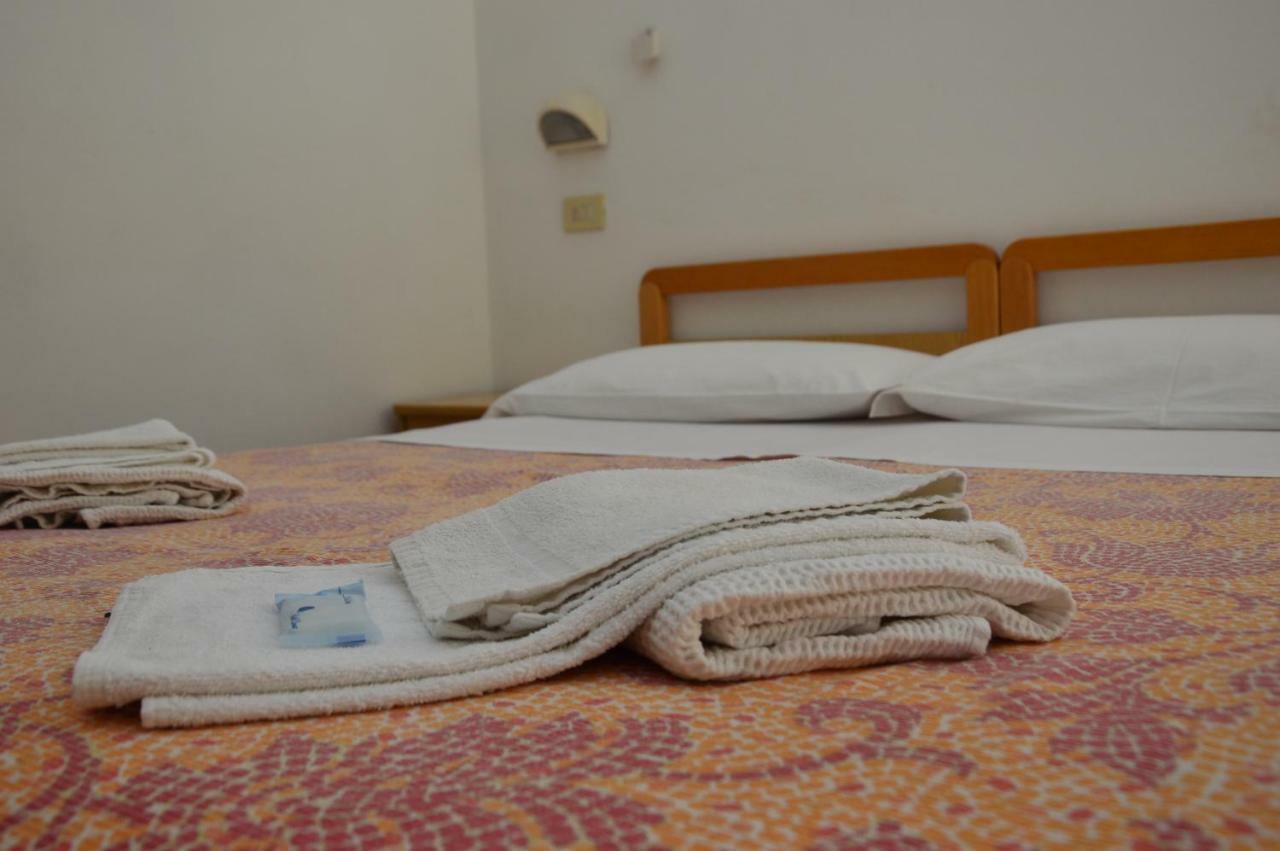 Hotel Moroni Rimini Buitenkant foto