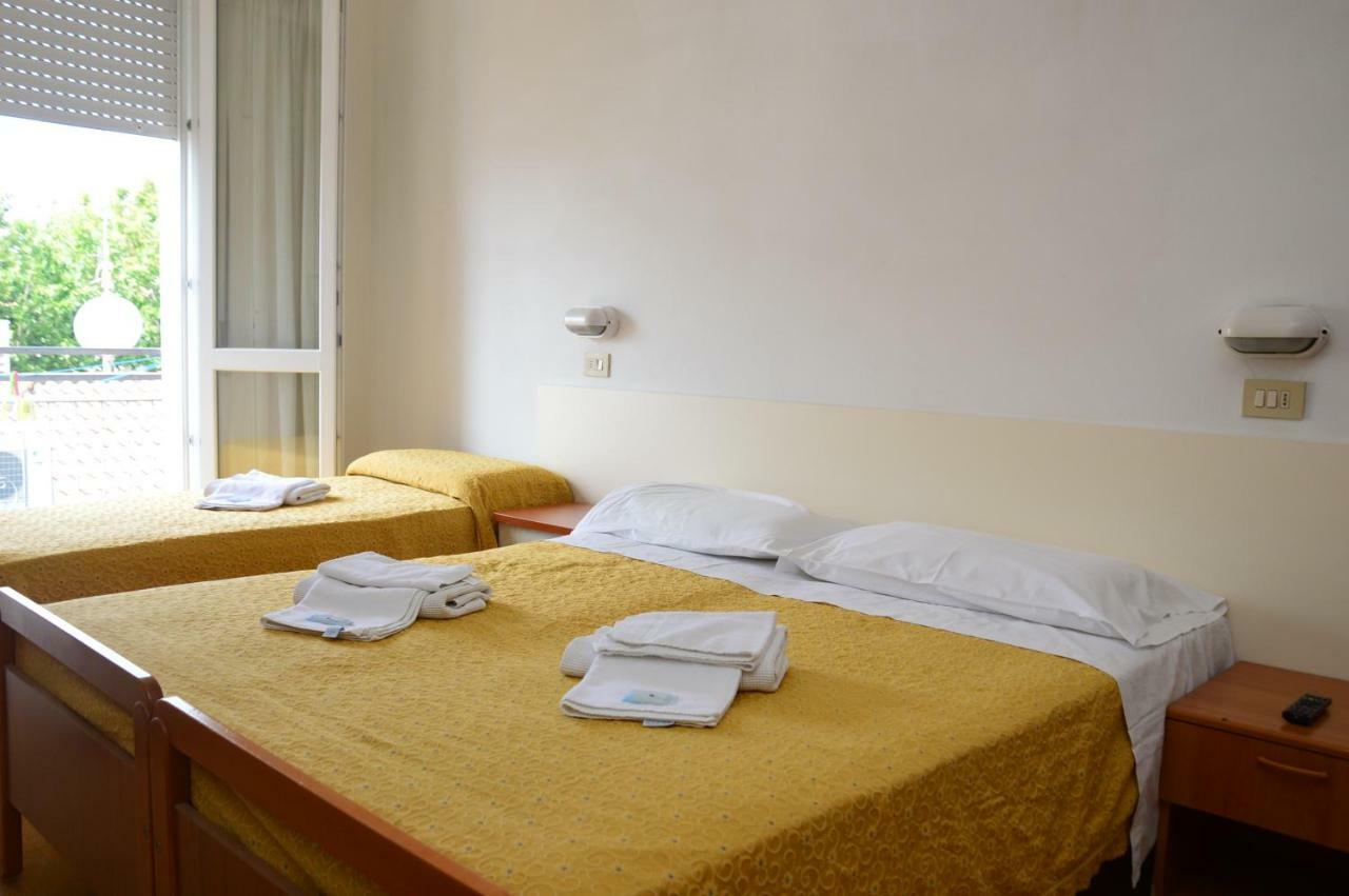 Hotel Moroni Rimini Buitenkant foto